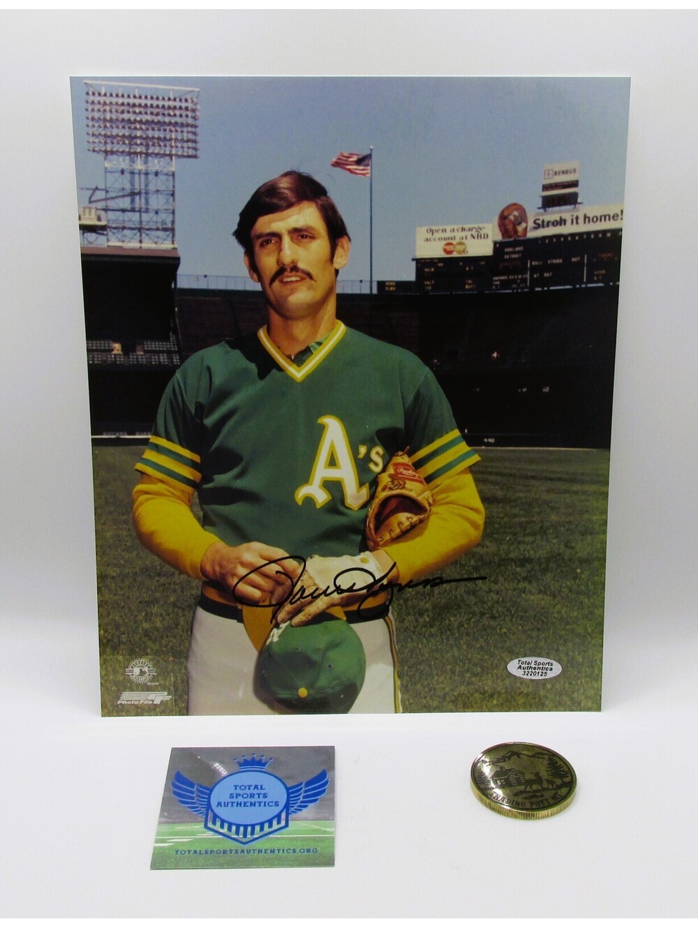 Rollie Fingers Signed 8x10 Photo With COA (3220125)